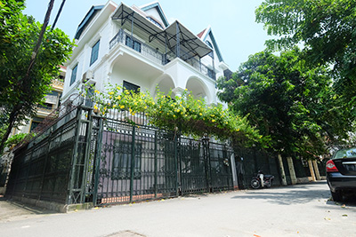 Bán biệt thự 170m mặt phố Tô Ngọc Vân, Lô Góc, ba mặt thoáng