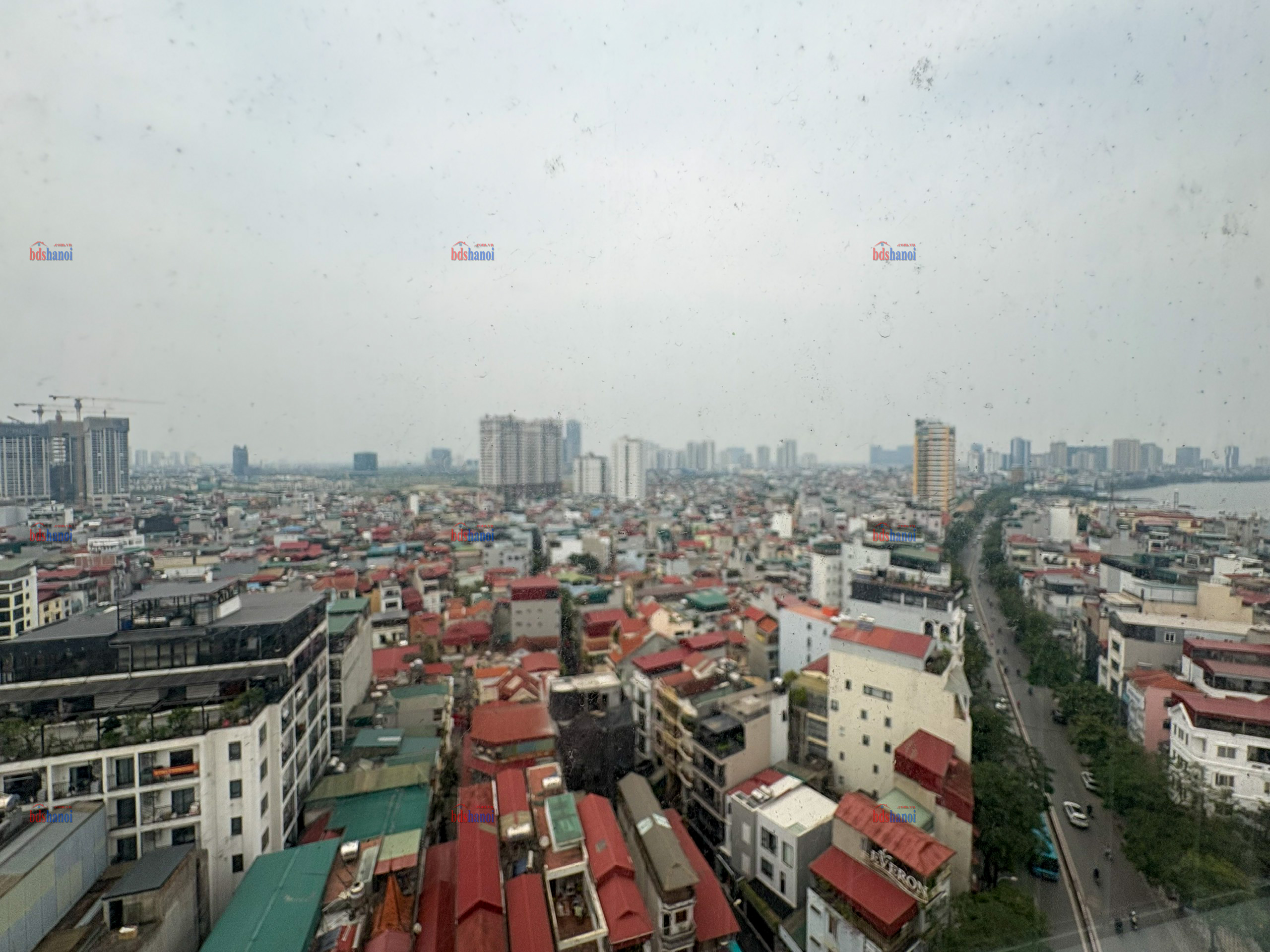 Bán căn hộ 2 phòng ngủ tại 174 Lạc long quân tầng trung view đẹp